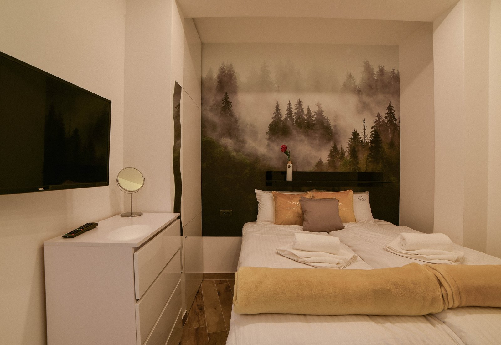 Spavaća soba apartmana Milmari, bračni krevet i drugi televizor