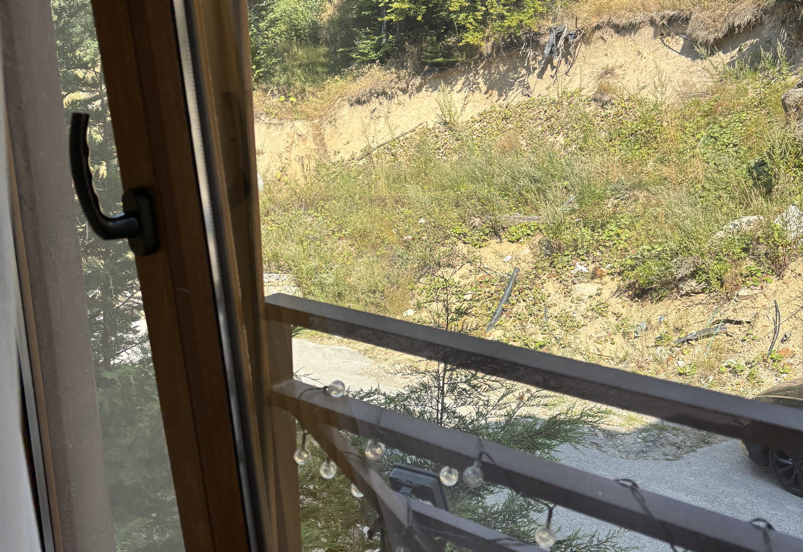 Pogled kroz balkonska vrata apartmana Milmari