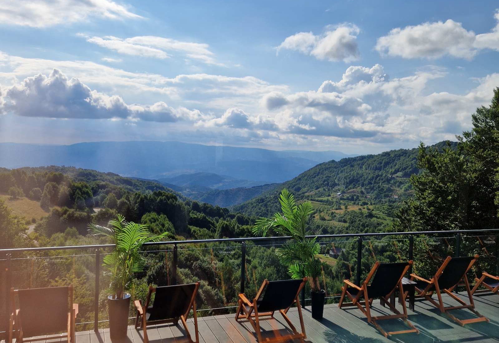 Pogled na planinu sa terase kompleksa