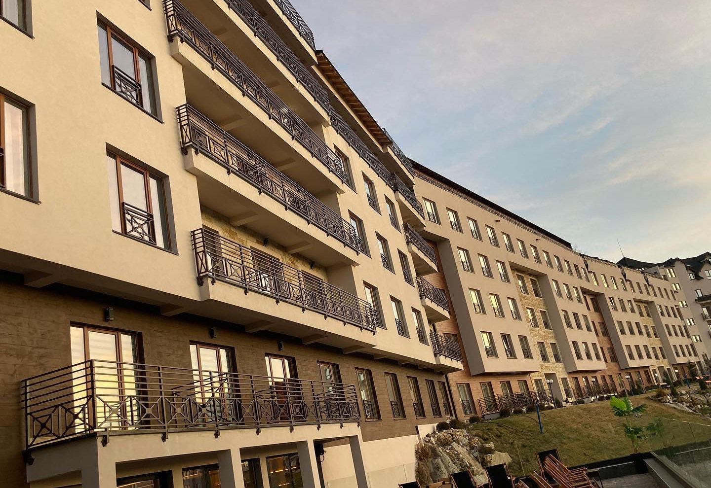 Milmari Resort, fasada u sumrak
